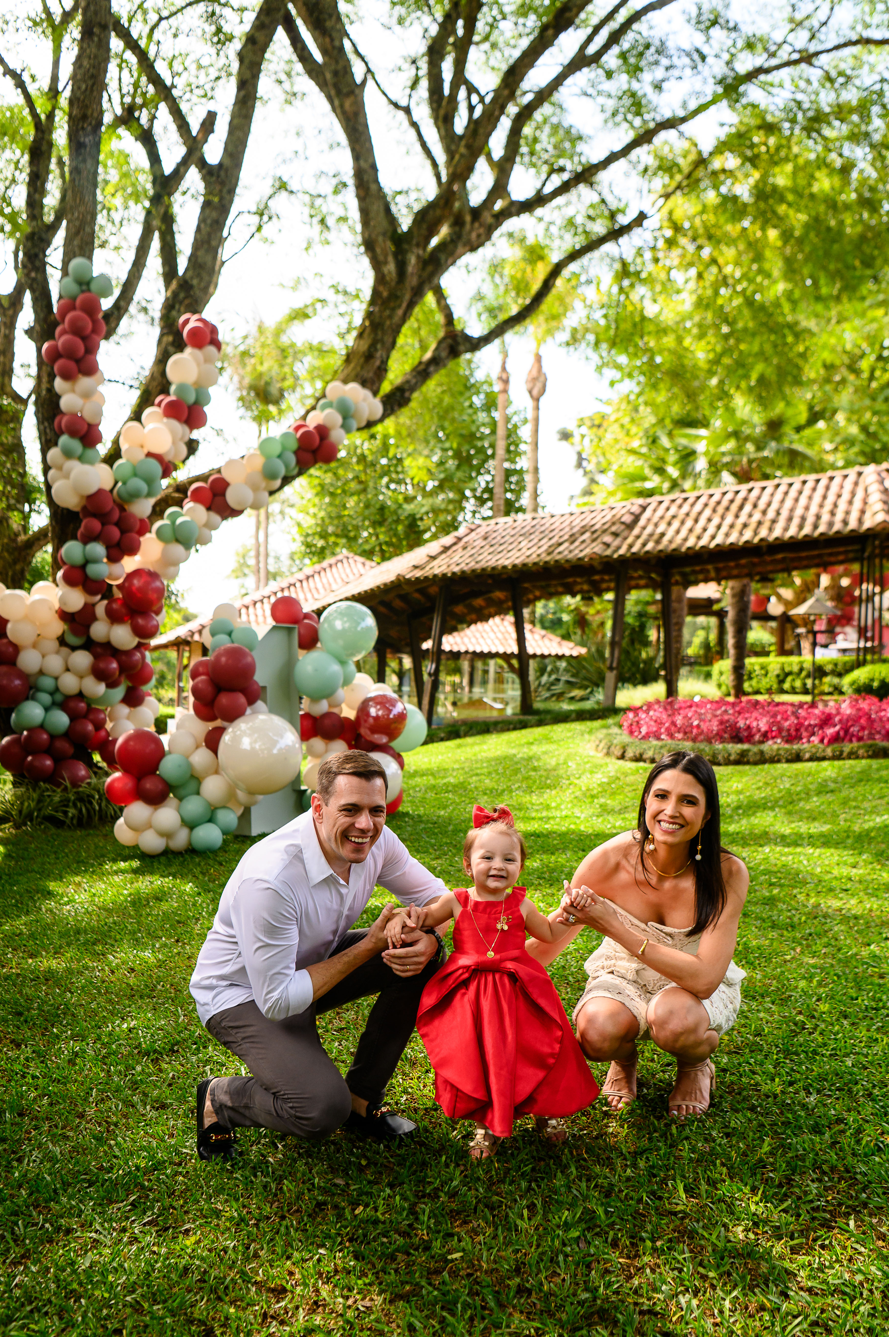 familia posando para fotografia com sua filha