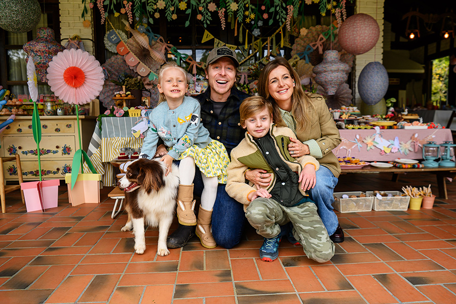 Vicky com a família durante a comemoração de seus 7 anos