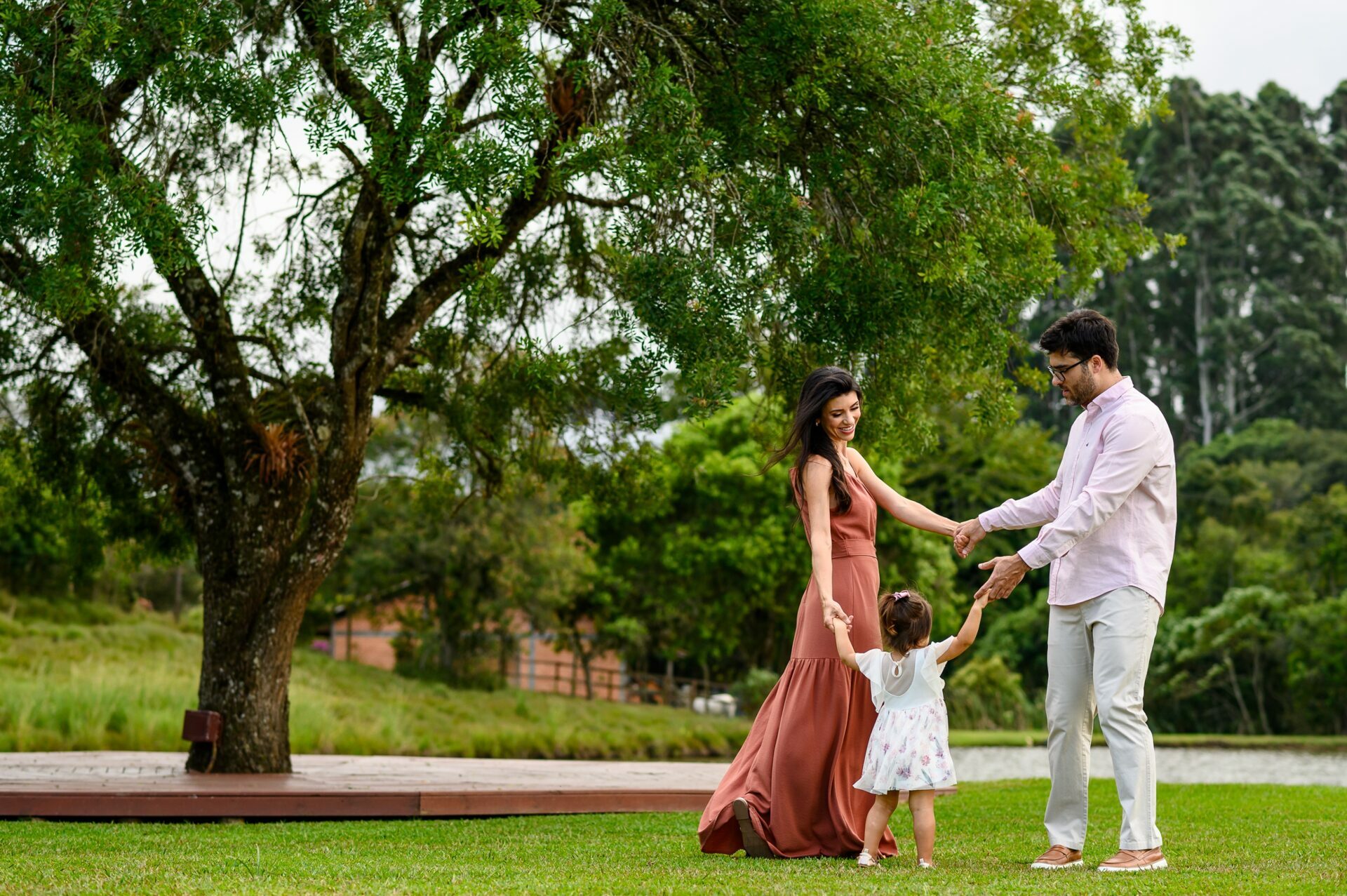 Foto 1 - Um ensaio em família cheio de amor em meio à natureza